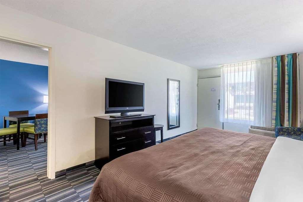 Days Inn And Suites By Wyndham Oxford Room photo