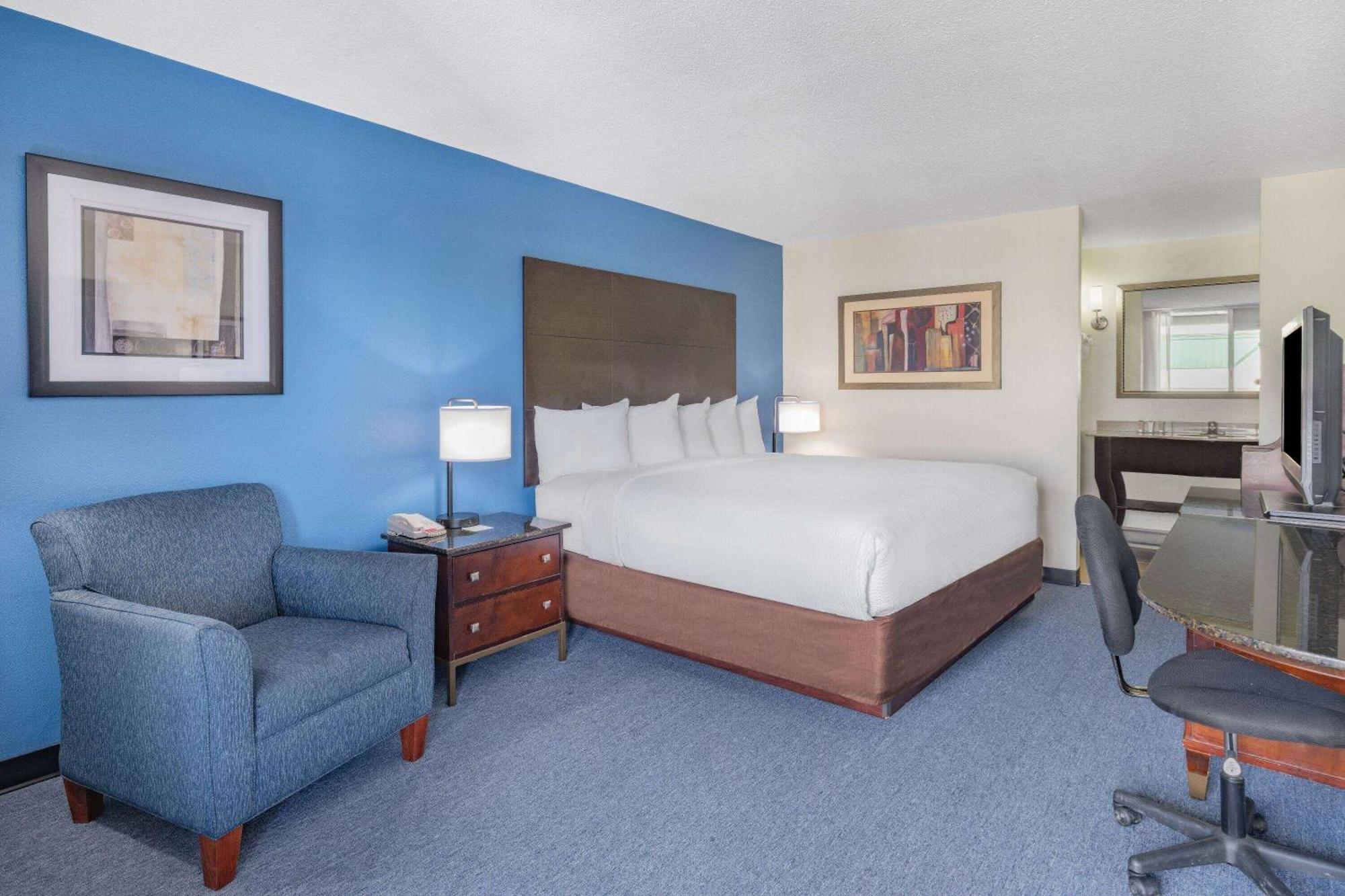 Days Inn And Suites By Wyndham Oxford Exterior photo