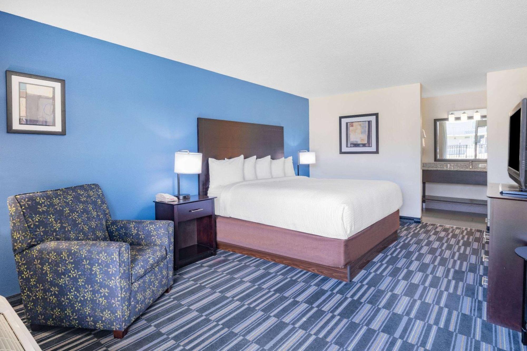 Days Inn And Suites By Wyndham Oxford Exterior photo
