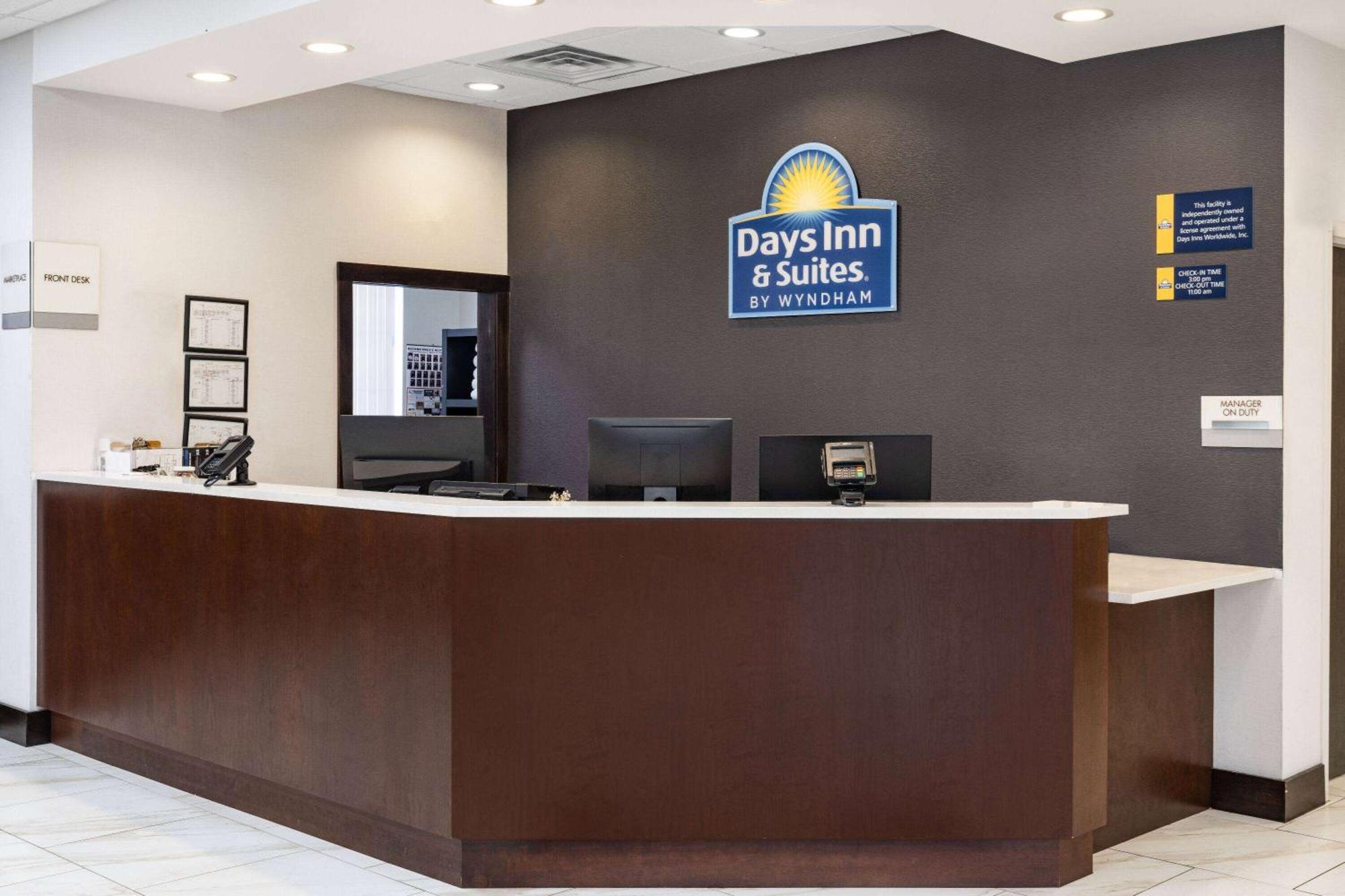 Days Inn And Suites By Wyndham Oxford Exterior photo