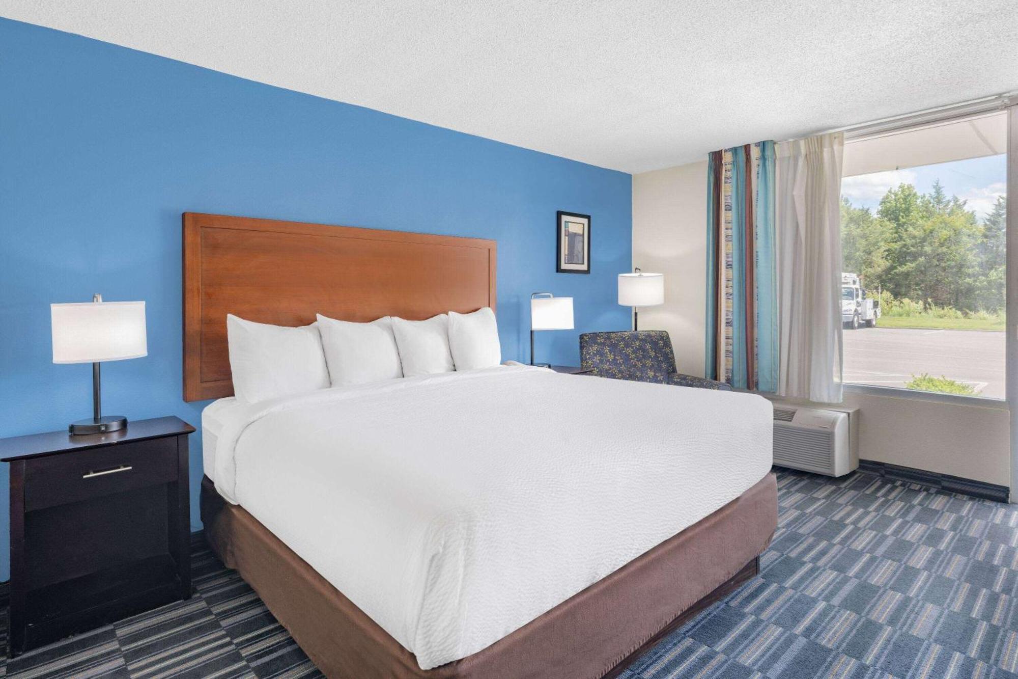 Days Inn And Suites By Wyndham Oxford Exterior photo