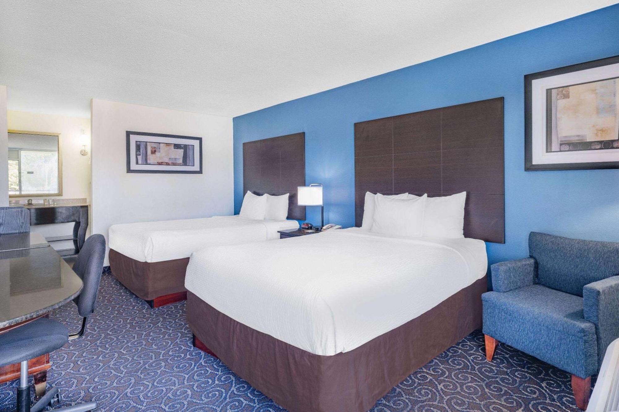 Days Inn And Suites By Wyndham Oxford Exterior photo