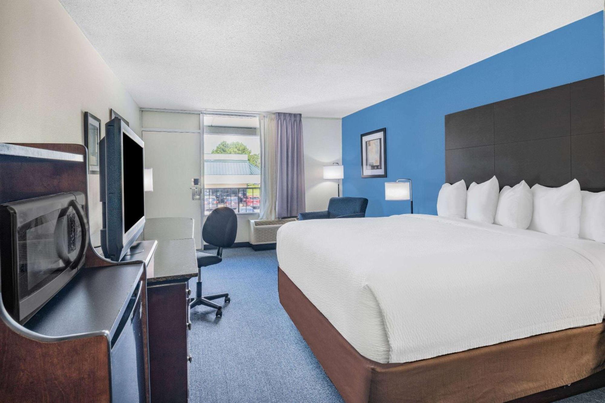 Days Inn And Suites By Wyndham Oxford Exterior photo